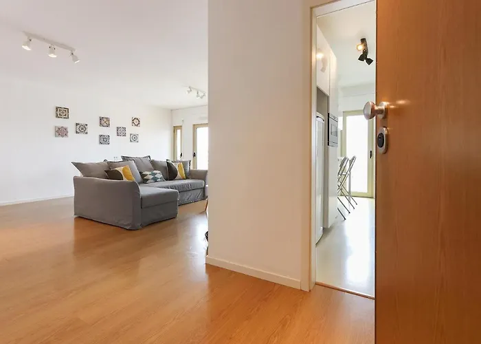 Modern & Bright Avenidas Novas By Homing Daire *